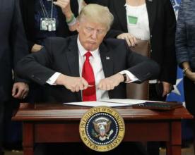 Donald Trump signant un décret